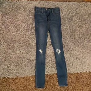 Hollister Ultra High Rise Jean Leggings. Size 1R.